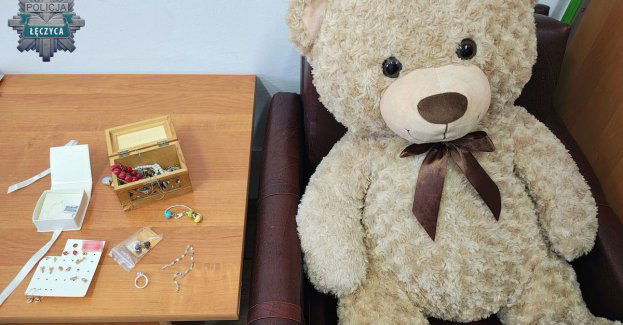 Przez wybite okno ukradli biżuterię kosmetyki i pluszowego misia