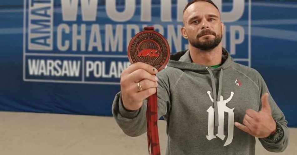zdjęcie: Kolejny medal w rękach radomskiego policjanta / fot. KMP w Radomiu