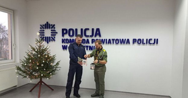 Komendant Powiatowy Policji w Szczytnie insp. Radosław Drach odebrał od harcerzy Betlejemskie Światło Pokoju