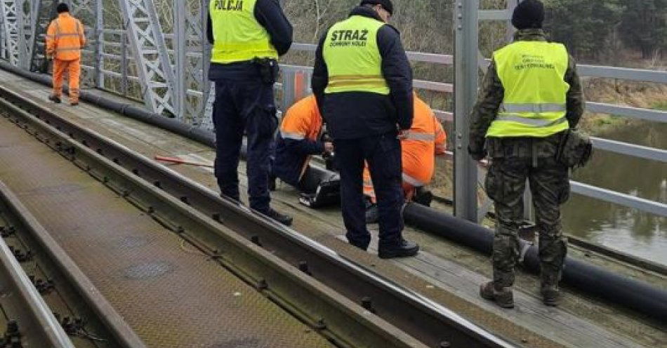 zdjęcie: Wzmożone patrole przy torach w Łosicach / fot. KPP w Łosicach