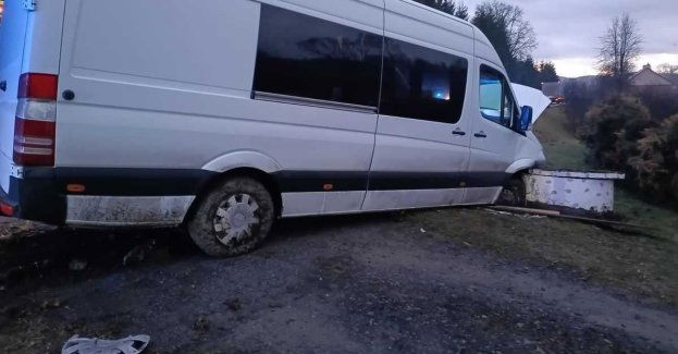 Bus wypadł z drogi w Liskowatem jedna osoba w szpitalu