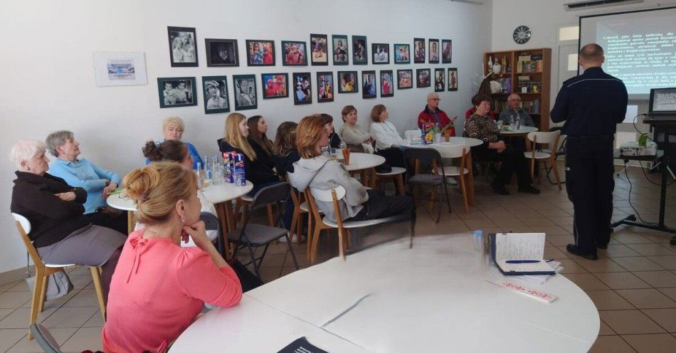 zdjęcie: Seniorzy uczą się jak nie dać się oszukać i zadbać o bezpieczeństwo / fot. KMP w Tarnobrzegu
