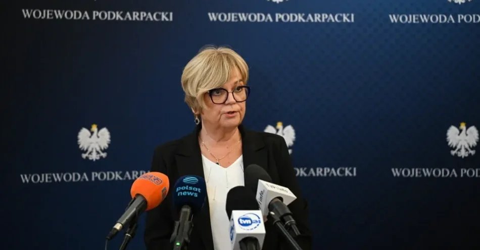 zdjęcie: Wojewoda podkarpacka: 12-13 pacjentów przygotowywanych jest do transportu z Węgier do Polski / Rzeszów, 17.08.2026. Wojewoda podkarpacka Teresa Kubas-Hul podczas konferencji prasowej w siedzibie Urzędu Wojewódzkiego w Rzeszowie, 17 bm. Pracownicy urzędu uczcili minutą ciszy pamięć ofiar wypadku polskiego autokaru na Węgrzech. Do wypadku autokaru, którym wracała z Bośni i Hercegowiny pielgrzymka z Podkarpacia, doszło 16 bm. na autostradzie M3. W wyniku wypadku zginęło 12 pasażerów, dziesięcioro kolejnych jest w stanie bardzo ciężkim i przebywa w szpitalach na Węgrzech. (jm) PAP/Darek Delma