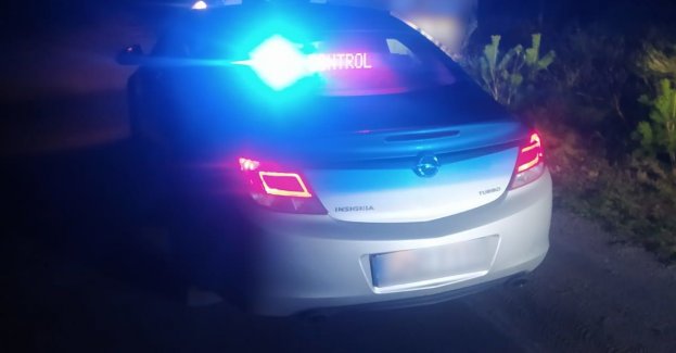 Pijany kurier z puszkami piwa w rękach uciekał przed policjantami