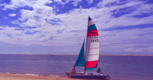 Wpłynął żaglówką w plażę