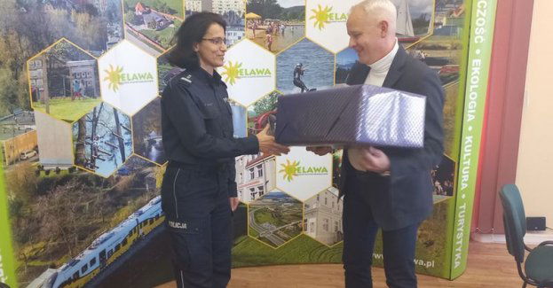 Burmistrz Bielawy przekazał narkotesty miejscowym policjantom i alkomat, którym będą samodzielnie mogli badać się mieszkańcy