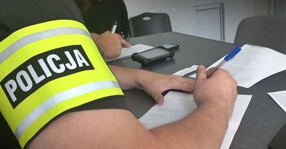 zdjęcie: Zatrzymany 40-latek był poszukiwany za niealimentację i na najbliższe sześć miesięcy trafi za kraty więzienia / fot. KMP w Wałbrzychu