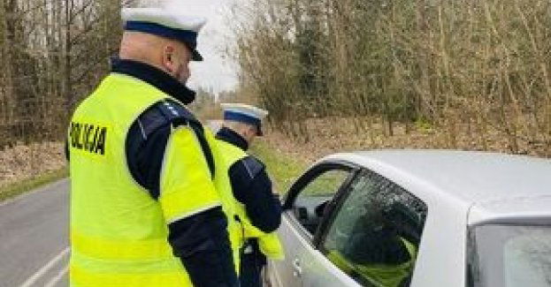 Kierowca i pasażerka poszukiwani- to efekt policyjnej kontroli drogowej. Wpadli przez niesprawne oświetlenie w samochodzie