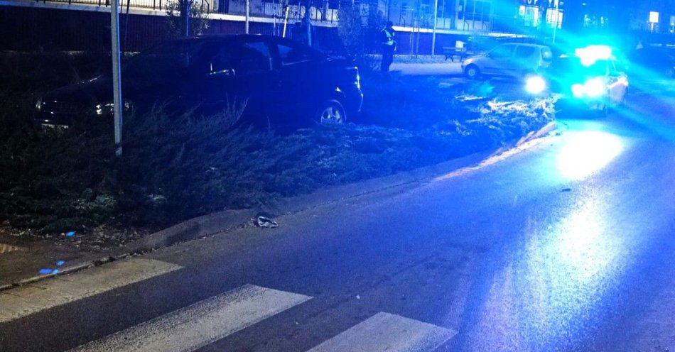 zdjęcie: Młody kierowca wylądował na zieleńcu po utracie panowania / fot. KPP Złotów