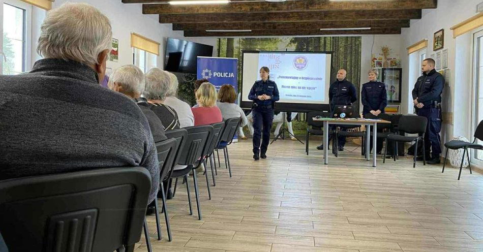 zdjęcie: Mieszkańcy Cieloszki rozmawiali o bezpieczeństwie / fot. KPP Kolno