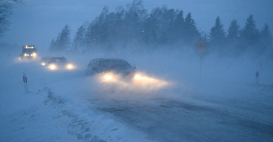 zdjęcie: W nocy w całym kraju spadnie śnieg; IMGW ostrzega przed zamieciami śnieżnymi na północy / Rymanów (pow. krośnieński), 24.11.2025. Trudne warunki pogodowe na odcinku Iwonicz - Rymanów drogi krajowej nr 28, 24 bm. Policja ostrzega o utrudnieniach w ruchu spowodowanych przez zawieje śnieżne. (jm) PAP/Darek Delmanowicz