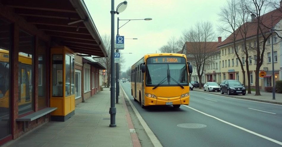 zdjęcie: Zmiany w rozkładzie jazdy autobusów w Wąbrzeźnie. Objazd przez Rondo Warszawskie / Autobus na przystanku w polskim mieście /TMAI
