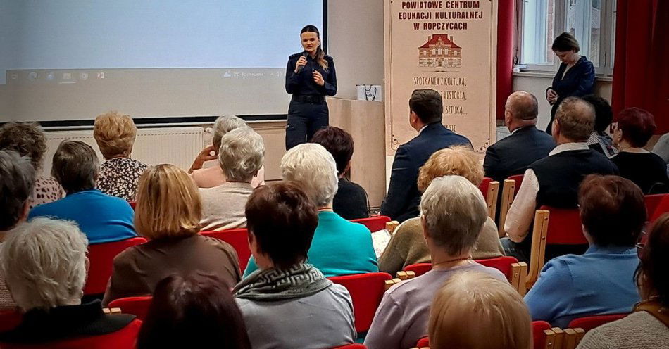 zdjęcie: Niebieski Parasol w Ropczycach: ochrona seniorów przed oszustami / fot. KPP w Ropczycach