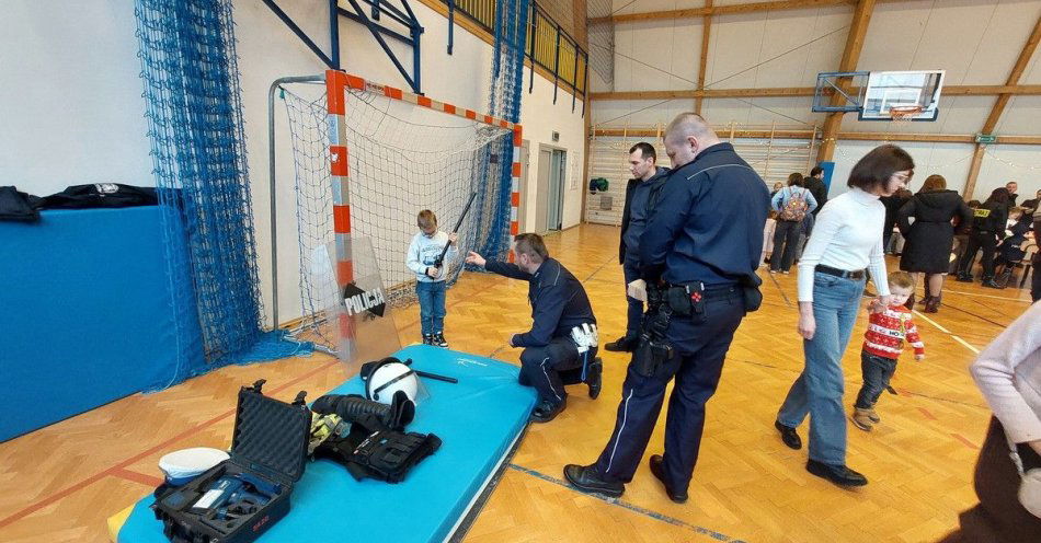 zdjęcie: Policja na kiermaszu świątecznym w Humniskach przyciągnęła tłumy / fot. KPP w Brzozowie Fot. KPP Brzozów