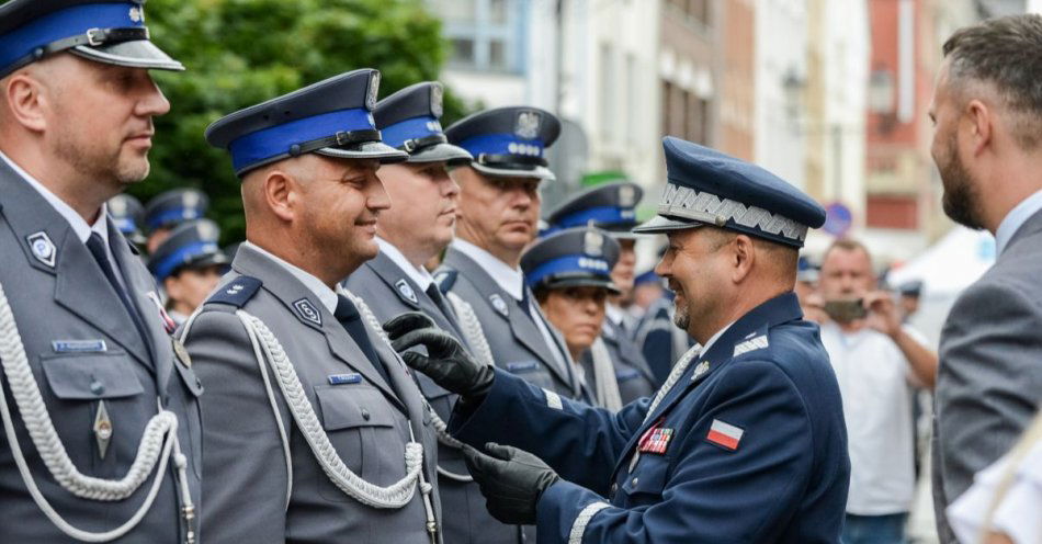 zdjęcie: Policjanci świętowali na elbląskiej starówce / fot. KMP w Elblągu