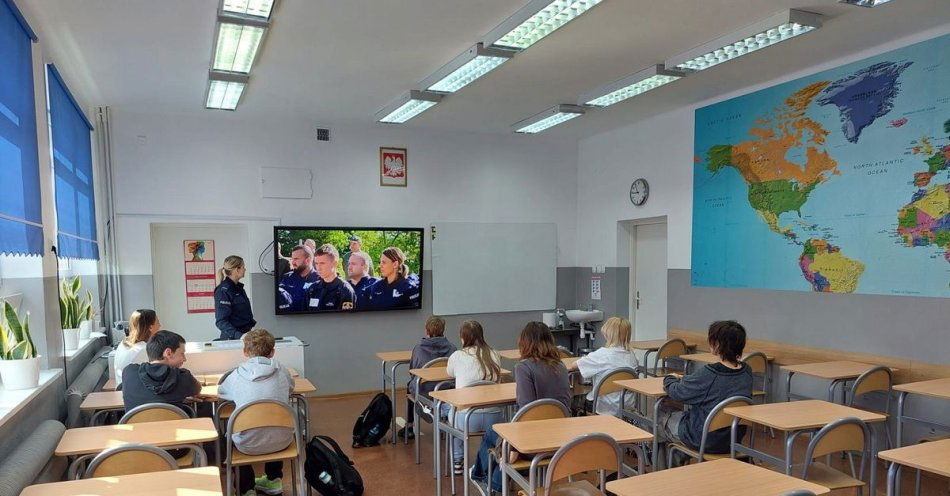 zdjęcie: Spotkanie z mundurem - policjantka na lekcji doradztwa zawodowego promowała służbę w Policji / fot. KPP w Drawsku Pomorskim