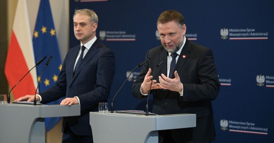 zdjęcie: MC i MSWiA pracują nad rozwiązaniami, które umożliwią transkrypcję aktu małżeństwa jednopłciowego / Warszawa, 05.02.2026. Wicepremier, minister cyfryzacji Krzysztof Gawkowski (L) i minister spraw wewnętrznych i administracji Marcin Kierwiński (P) podczas konferencji prasowej w siedzibie MSWiA w Warszawie, 5 bm. Tematem konferencji jest: 
