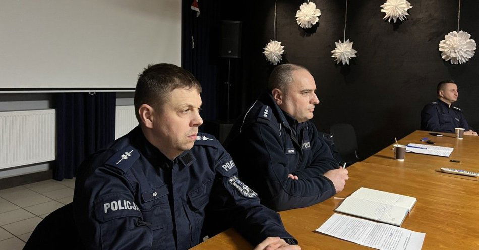 zdjęcie: Mieszkańcy Sulęczyna rozmawiali z policją o oszustwach / fot. KPP w Kartuzach