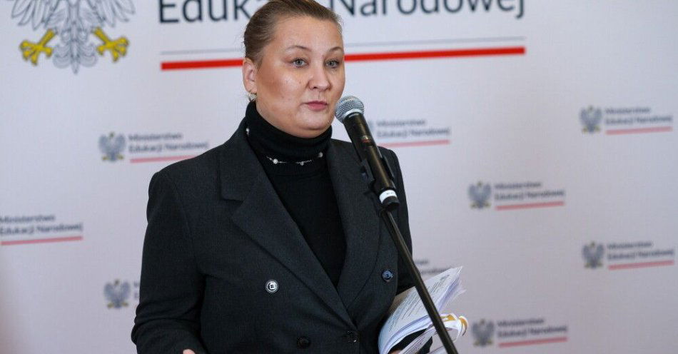 zdjęcie: Wiceszefowa MEN: uczniowie mają świadomość, jak ważne jest zdrowie psychiczne / Warszawa, 29.09.2025. Podsekretarz stanu w MEN Paulina Piechna-Więckiewicz na konferencji prasowej w siedzibie resortu w Warszawie, 29 bm. Spotkanie poświęcone było ogólnopolskiej inicjatywie Ministerstwa Edukacji Narodowej ph. „Tydzień o budowaniu relacji”, realizowanej w przedszkolach oraz „Tydzień Przeciwdziałania Przemocy Rówieśniczej”, w szkołach i placówkach oświatowych. (amb) PAP/Rafał Guz