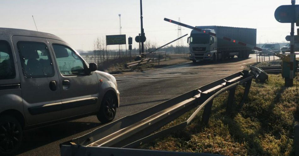 zdjęcie: Wjechał na przejazd pomimo czerwonego światła i opuszczających się rogatkach / fot. KPP w Oleśnicy