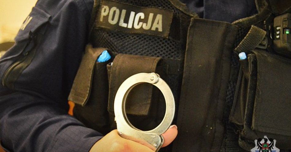 zdjęcie: Czworo poszukiwanych w rękach policjantów. Trzy z nich unikały stawienia się przed prokuraturą, jedna nie zapłacił grzywny za popełnione wykroczenie / fot. KMP w Wałbrzychu
