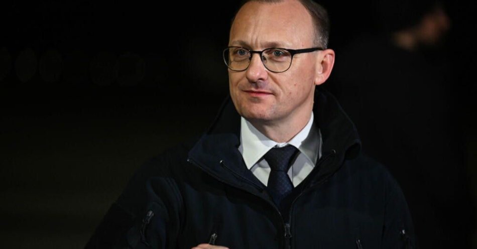 zdjęcie: Leśkiewicz: w Wigilię prezydent przy granicy polsko-białoruskiej spotka się z żołnierzami i funkcjonariuszami Policji i SG / Rzeszów, 02.12.2025. Rzecznik prezydenta RP Rafał Leśkiewicz podczas wypowiedzi po wizycie w Centrum Logistycznym POLLOGHUB Rzeszów-Jasionka, 2 bm. Prezydent spotkał się z żołnierzami pełniącymi służbę w tym hubie logistycznym. (ad) PAP/Darek Delmanowicz