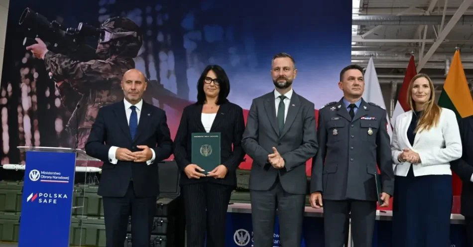 zdjęcie: Podpisano umowę ramową na dostawy kilku tysięcy wyrzutni piorun dla Polski, Norwegii, Litwy i Łotwy / Skarżysko-Kamienna, 24.08.2026. Wicepremier, minister obrony narodowej Władysław Kosiniak-Kamysz (3P), szef Agencji Uzbrojenia gen. dyw. Artur Kuptel (2P), szefowa zakładów Mesko Renata Gruszczyńska (2L), prezes zarządu Polskiej Grupy Zbrojeniowej Adam Leszkiewicz (L) oraz wiceszefowa MON, pełnomocniczka rządu do spraw wzmocnienia odporności państwa Magdalena Sobkowiak-Czarnecka (P) na uroczystości podpisania umowy ramowej między Agencją Uzbrojenia i spółką Mesko S.A. na dostawę zestawów PPZR PI