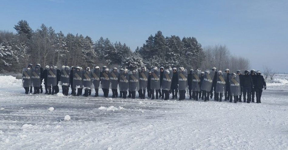 zdjęcie: Ćwiczyli na terenie bialskiego lotniska / fot. KMP Biała Podlaska