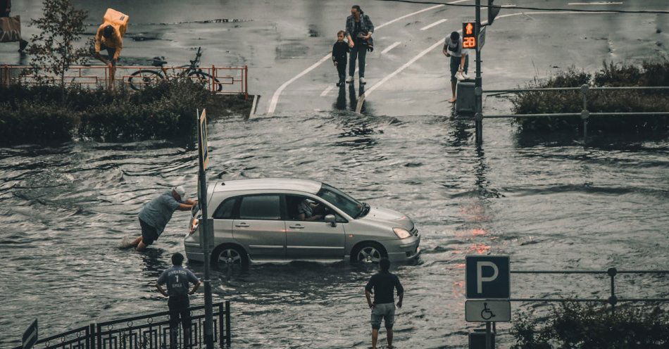 zdjęcie: W powiecie suskim zalane szkoły i przedszkola; mężczyzna porażony prądem / pexels/8568719