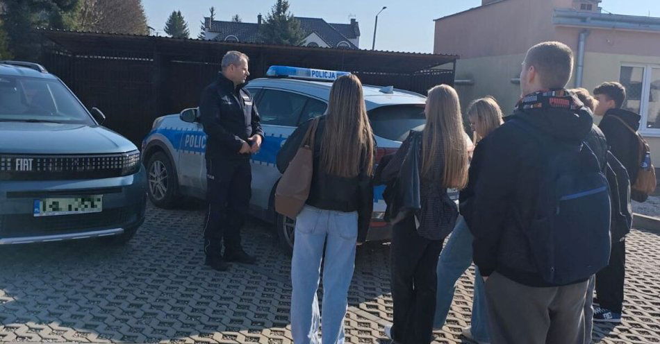 zdjęcie: Licealiści sprawdzili pracę policji podczas Dnia Przedsiębiorczości / fot. KPP Busko-Zdrój