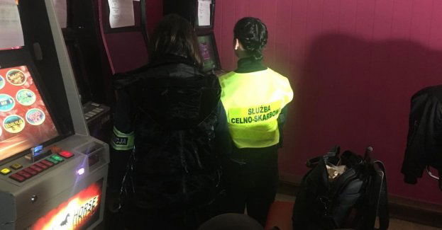 Funkcjonariusze wspólnie z celnikami zlikwidowali nielegalne kasyno i zabezpieczyli automaty do gier
