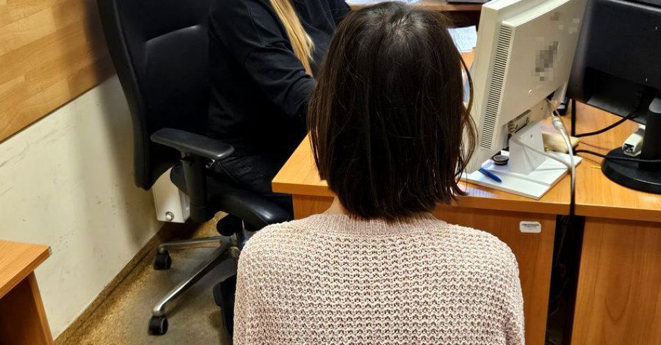 zdjęcie: W jednym z mieszkań lała się woda. Policjanci zatrzymali w nim poszukiwaną 33-latkę i ogłosili jej zarzuty za przestępstwa / fot. KMP w Sopocie