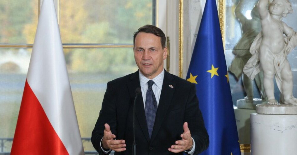 zdjęcie: Sikorski: dalsze sankcje i presja na Rosję są bardzo potrzebne / Warszawa, 13.10.2025. Wicepremier, minister spraw zagranicznych Radosław Sikorski podczas konferencji prasowej w stołecznych Łazienkach Królewskich, 13 bm. po inauguracji 34. edycji Konferencji Utrechckiej. (sko) PAP/Paweł Supernak