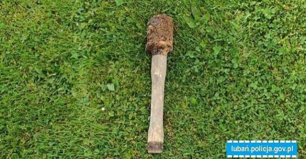 Podczas prac porządkowych, ujawnił granat obronny