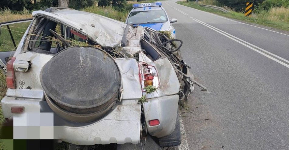 zdjęcie: 40-letni nietrzeźwy kierowca stracił panowanie nad pojazdem i uderzył w drzewo. O własnych siłach udało mu się wyjść z auta. / fot. KPP w Łosicach