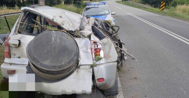 40-letni nietrzeźwy kierowca stracił panowanie nad pojazdem i uderzył w drzewo. O własnych siłach udało mu się wyjść z auta.