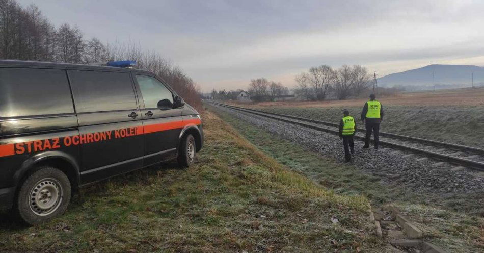 zdjęcie: Policja i żołnierze kontrolują tory w ramach operacji TOR / fot. KPP w Świdnicy