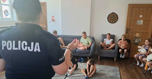 Policjanci przekazywali dobre rady uczestnikom półkolonii