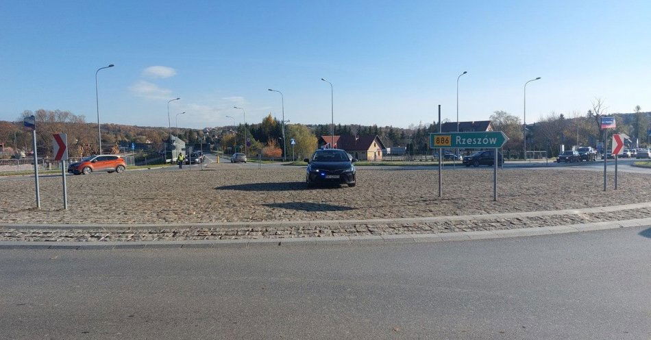 zdjęcie: Policja w Brzozowie dba o porządek podczas Wszystkich Świętych / fot. KPP w Brzozowie
