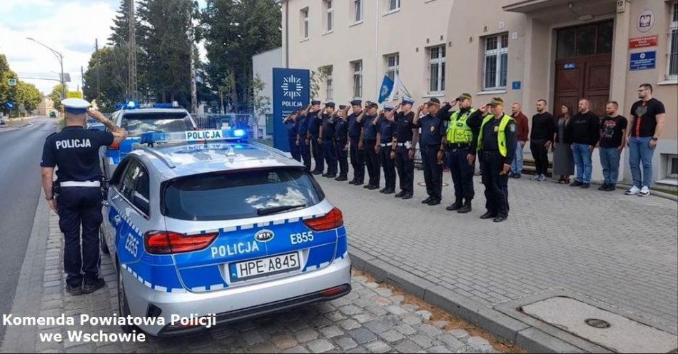 zdjęcie: Wschowscy policjanci oddali hołd poległemu żołnierzowi. cześć jego pamięci! / fot. KPP Wschowa