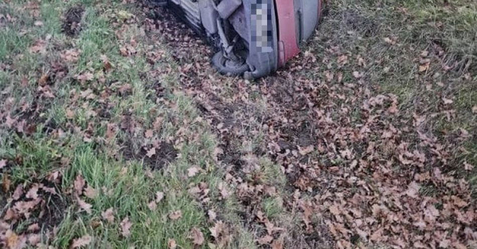 zdjęcie: Ucieczka przed kontrolą zakończona w rowie młody kierowca odpowie / fot. KPP w Trzebnicy