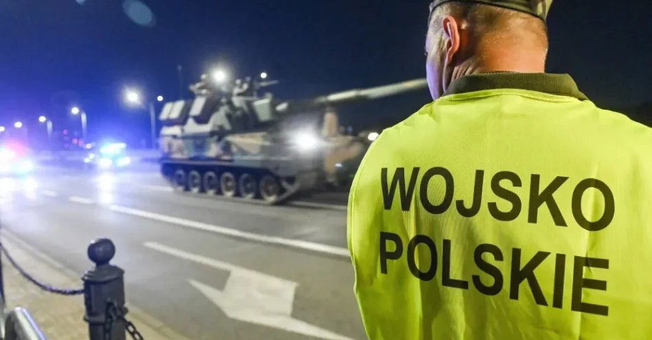 zdjęcie: W weekend w Warszawie próba defilady; zamknięta Wisłostrada i dwa mosty / Warszawa, 09.08.2025. Próba na warszawskiej Wisłostradzie, w nocy z 9 na 10 bm., w ramach przygotowań do defilady z okazji Święta Wojska Polskiego. Tegoroczna defilada wojskowa odbędzie się pod hasłem „Dziękujemy za Waszą służbę”. (mr) PAP/Piotr Nowak