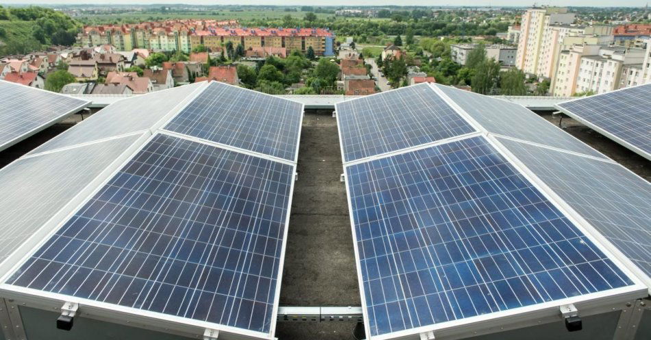 zdjęcie: Właściciele fotowoltaiki na blokach za nadwyżkę energii będą mogli otrzymać pieniądze / fot. PAP