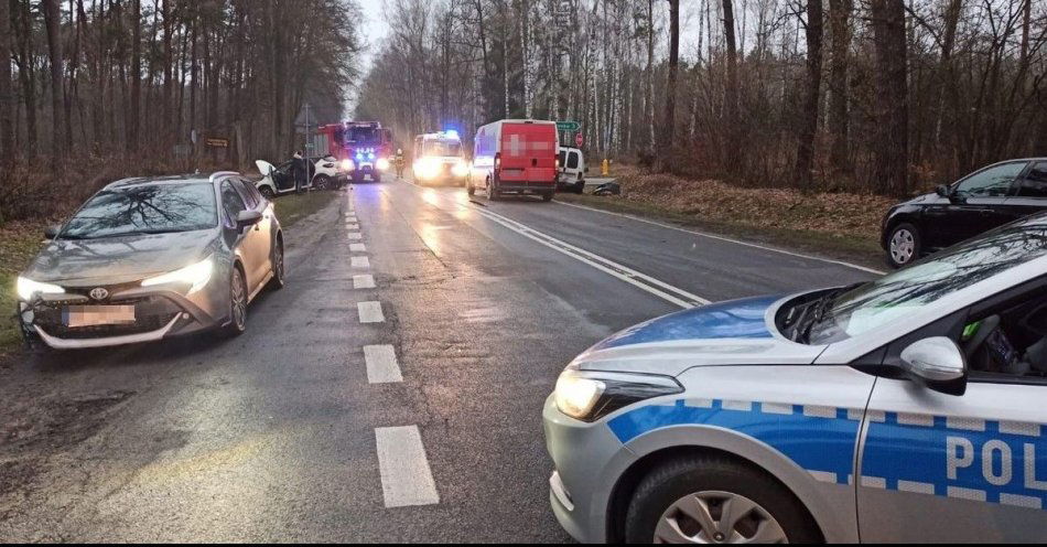 zdjęcie: Pojazdy wpadły na siebie jak kostki domina / fot. KPP Łuków