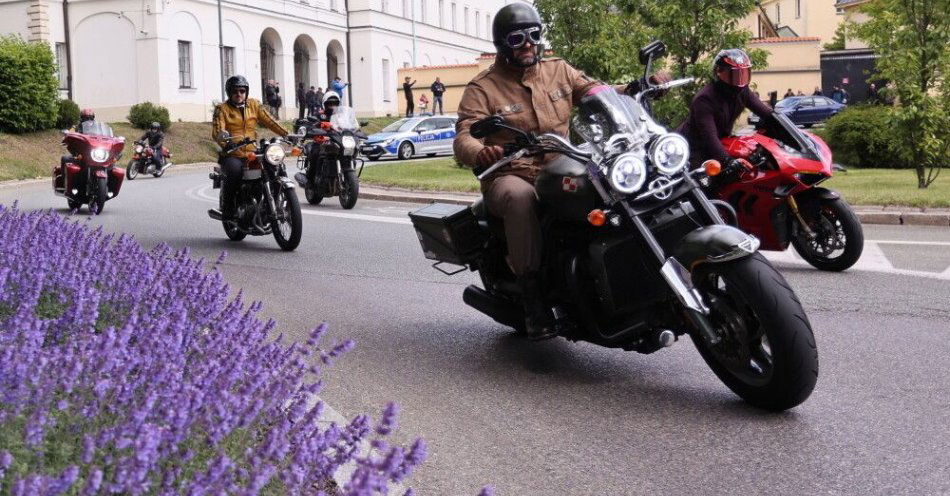 zdjęcie: Charytatywna parda motocyklistów The Distinguished Gentleman’s Ride w Warszawie / fot. PAP