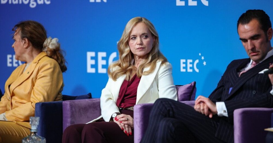 zdjęcie: Szefowa MZ: system ochrony zdrowia oparty na składce zdrowotnej wyczerpał swoje możliwości / Katowice, 22.04.2026. Minister zdrowia Jolanta Sobierańska-Grenda (C) w dyskusji 