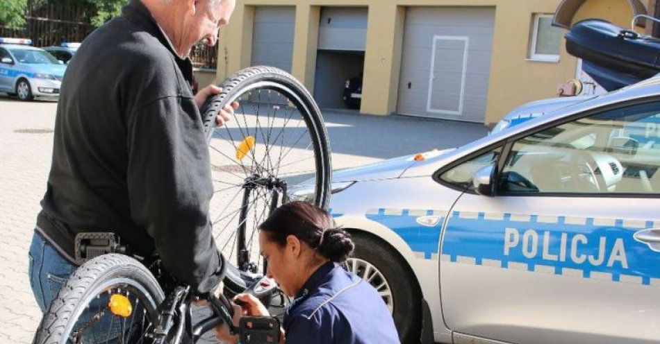 zdjęcie: Sezon rowerowy w pełni, więc policjanci znakują rowery / fot. KPP w Radziejowie