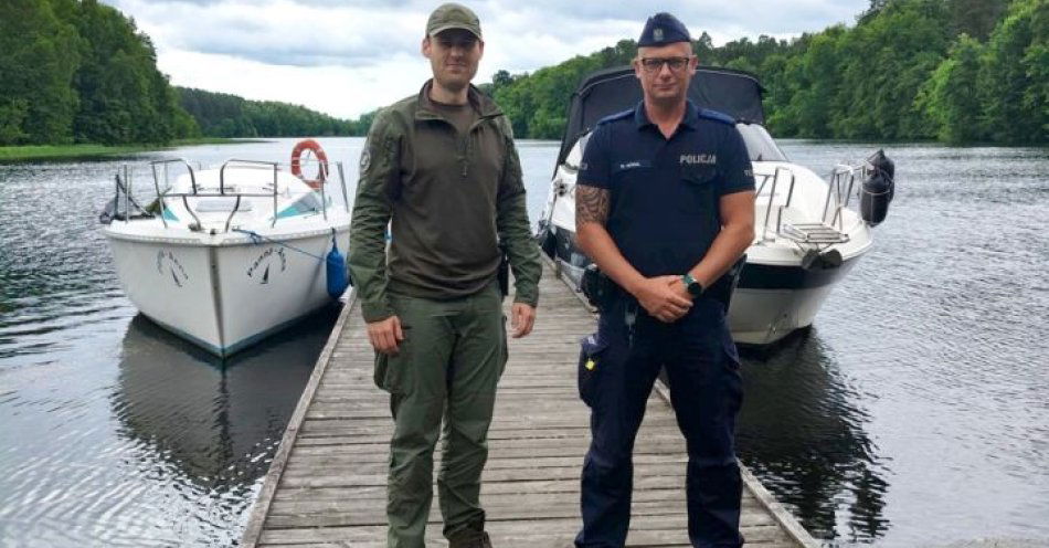 zdjęcie: Policjanci, wspólnie ze strażakami oraz strażnikami leśnymi, dbają o bezpieczeństwo osób wypoczywających nad wodą / fot. KPP w Tucholi