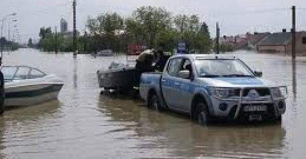 Brodniccy policjanci pomagają na terenach zalewowych