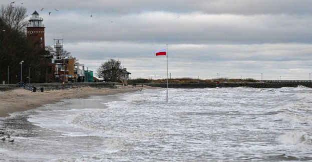 Cofka zalewa ulice i przesiąka przez wały w kilku miejscowościach nadmorskich